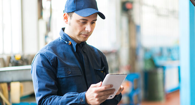 Technicien avec sa tablette